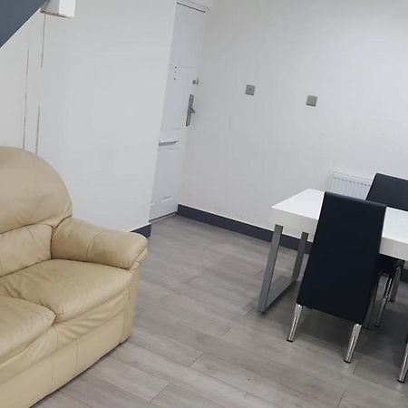 Homestay In Birmingham Sleeps 8 - Free Parking & Wifi エクステリア 写真