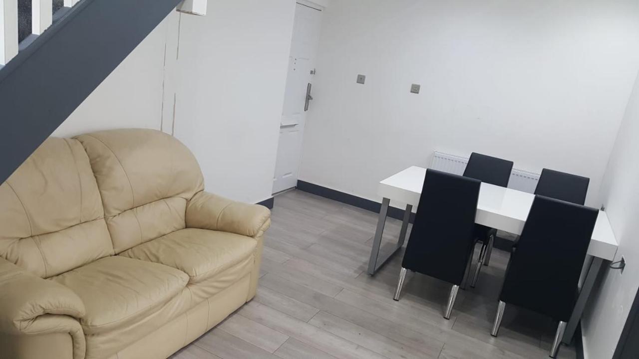 Homestay In Birmingham Sleeps 8 - Free Parking & Wifi エクステリア 写真